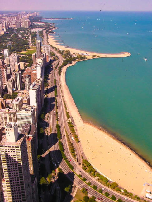 Pláže u Michiganského jezera z mrakodrapu John Hancock Center