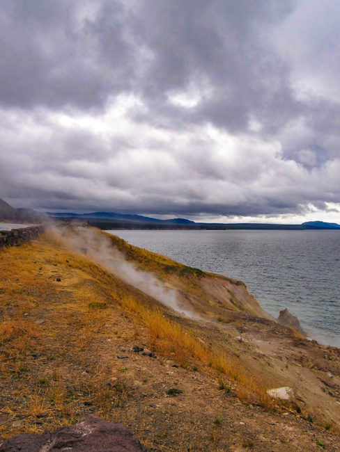 Yellowstone Lake - pára na břehu jezera