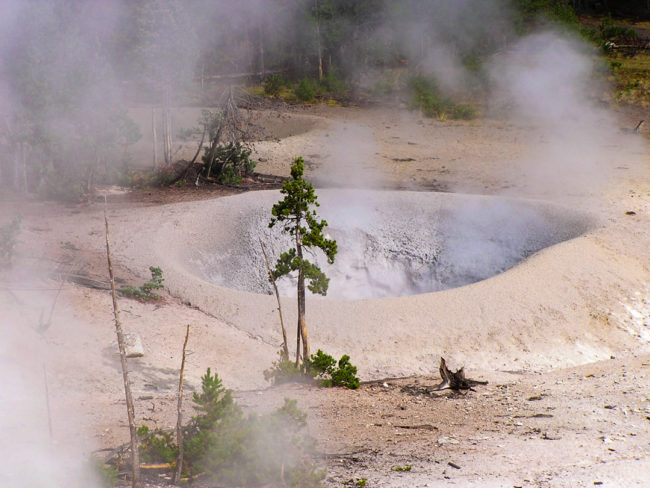 Yellowstone - pára z kráteru