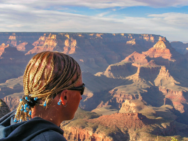 Veržána pozoruje západ slunce v Grand Canyonu