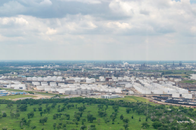 Kontrast divočiny a ropných rafinerií - San Jacinto Monument