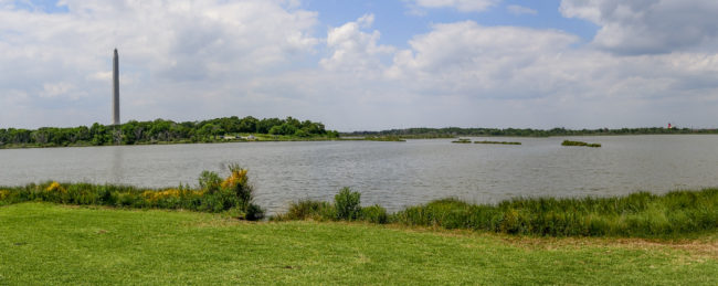 San Jacinto Monument z piknikové oblasti