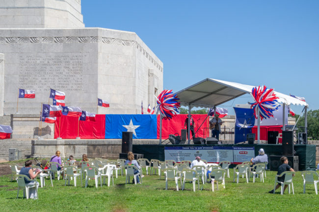 Texas country podium před San Jacinto Monument