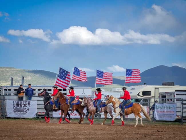 Rodeo - kovbojové s americkýma vlajkama